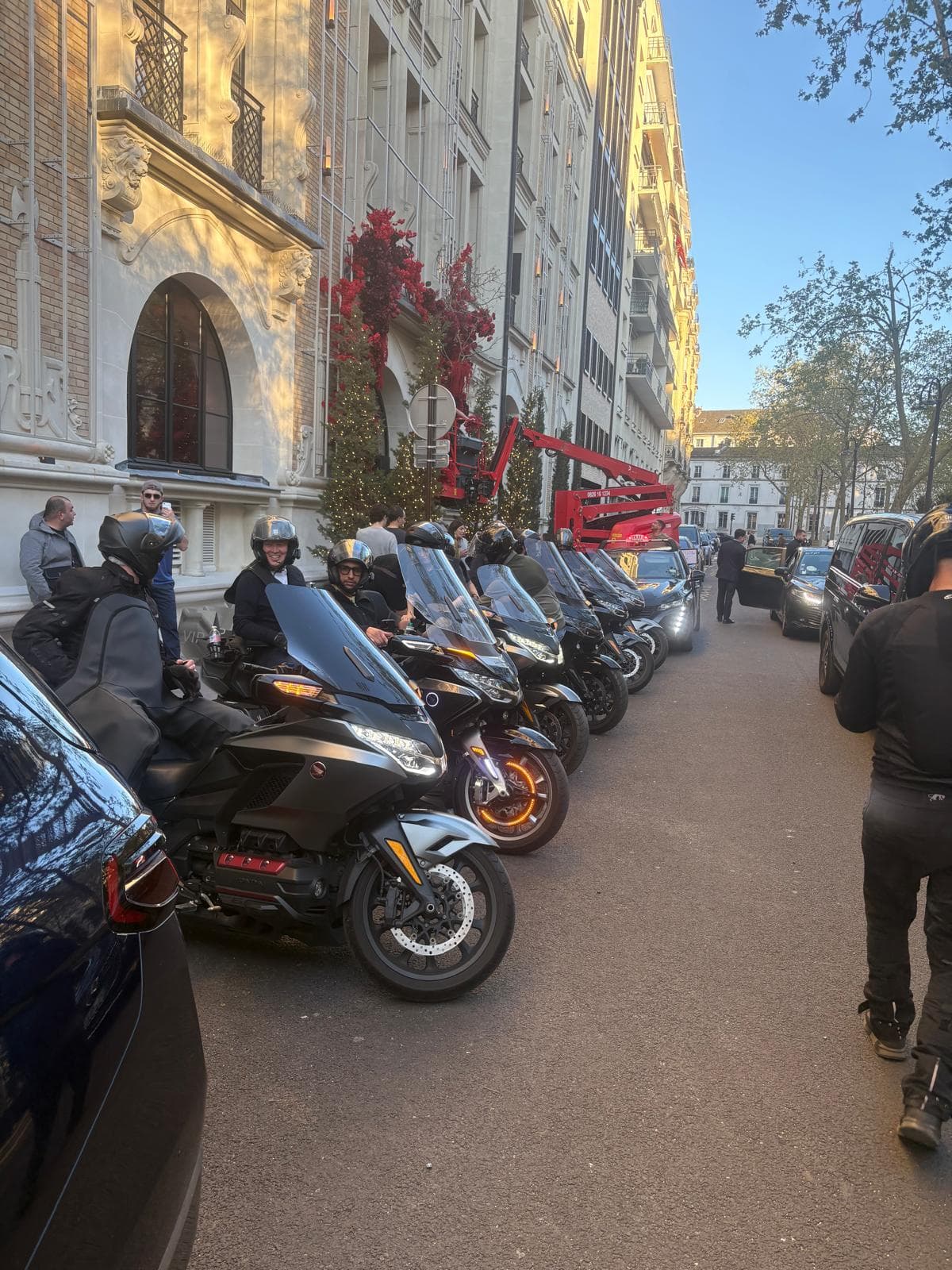 Chauffeurs MT-Driver casqués, réunis avant le départ